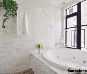 Làm sạch đá marble ốp tường phòng và nền nhà tắm.